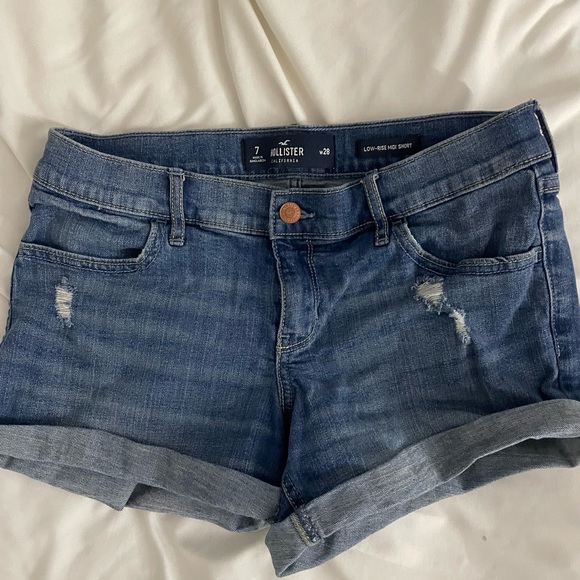 Hollister low rise midi shorts slightly distressed - Picture 1 of 4